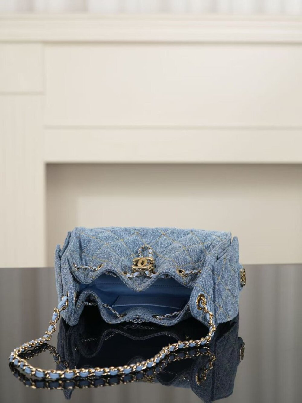 Classic CHANEL Bag: A Stylish and Versatile Choice for Elegance - Picture 3 of 6